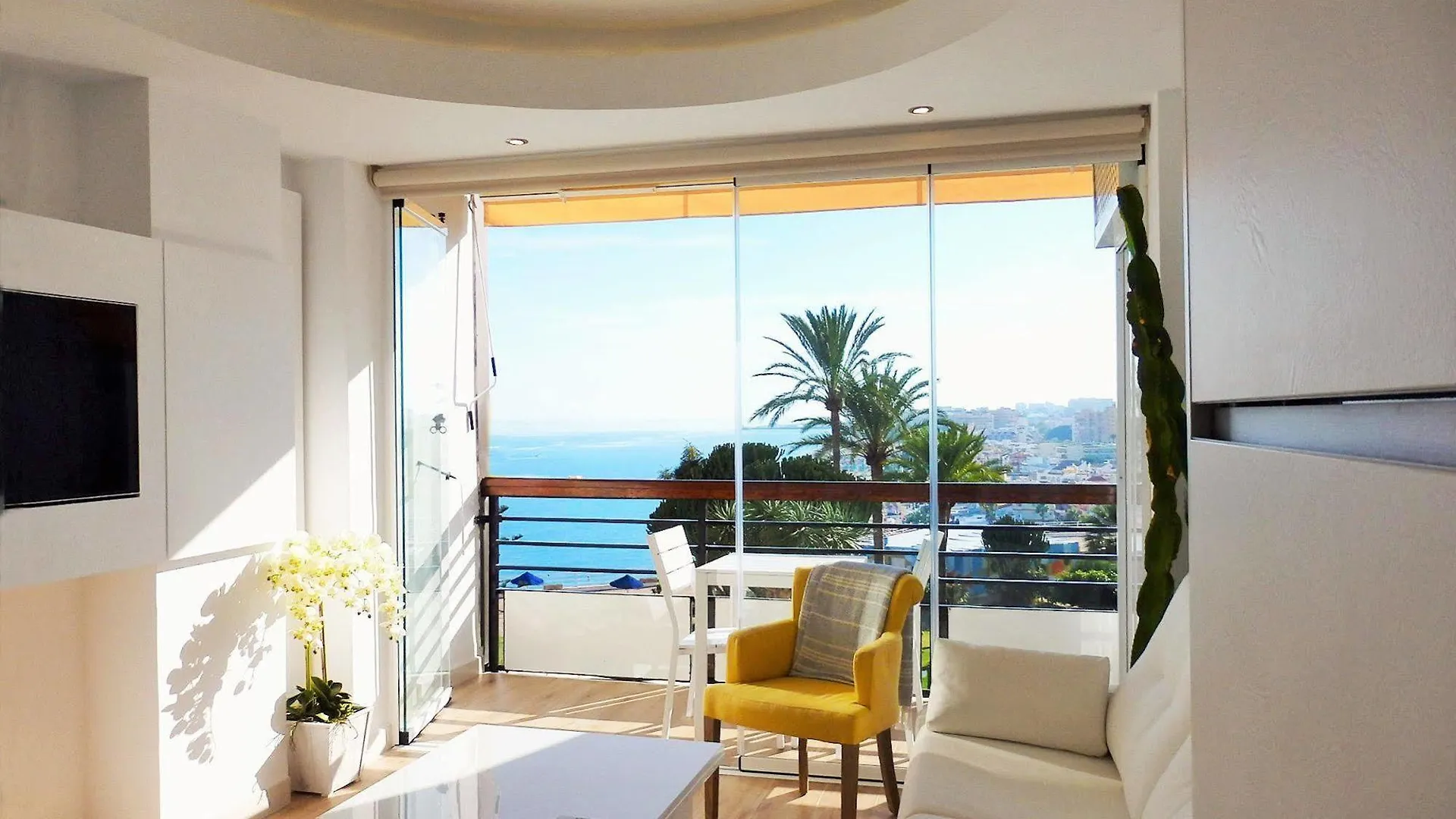 Waterfront Santa Clara Apartments Torremolinos İspanya